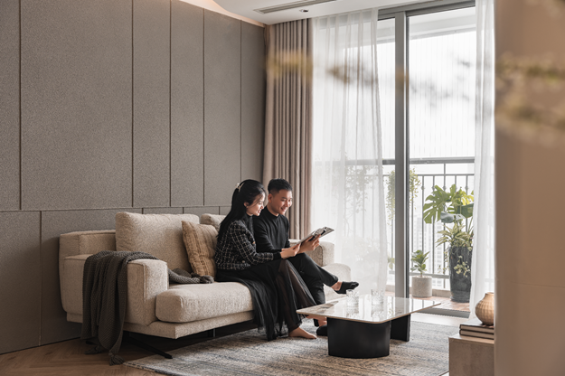 Sự hiện diện của ánh sáng tự nhiên được khai thác tối đa thông qua hệ thống cửa kính lớn