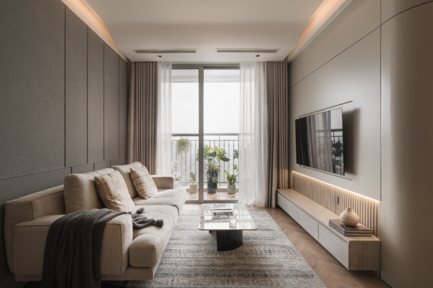 Băng ghế sofa mang kiểu dáng đương đại với chất liệu vải nỉ thô góp phần tăng thêm sự ấm cúng và chiều sâu